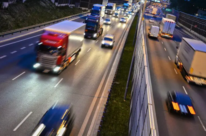Moderne vrachtwagen onderweg op de snelweg