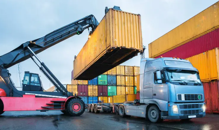Wagenpark met meerdere vrachtwagens op een logistiek terrein