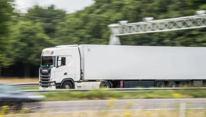Vrachtwagen op de snelweg